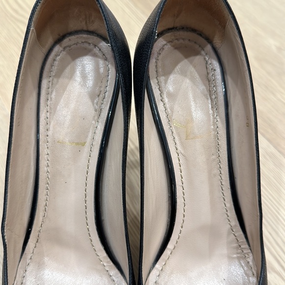 YSL black leather tribute pump. Size 38. 4inch heel with 1 inch hidden platform. - Picture 2 of 8